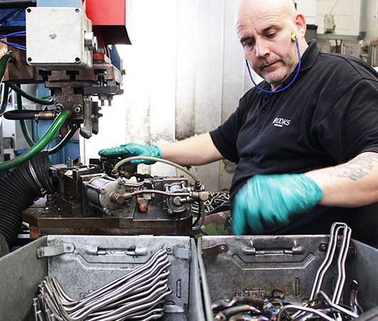 Производство металлических деталей на фабрике Brooks