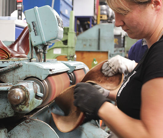 Изготовление кожи на фабрике Brooks