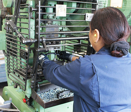 Изготовление металлических деталей на фабрике Brooks