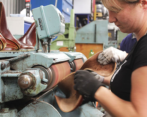 Обработка кожи на фабрике Brooks England