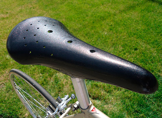 Велосипедное седло из пластика