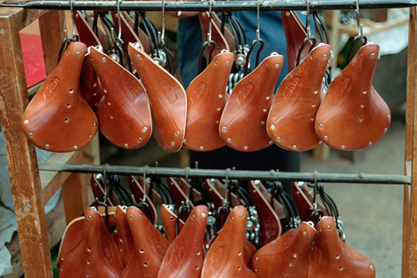 Изготовление сёдел на производстве Brooks